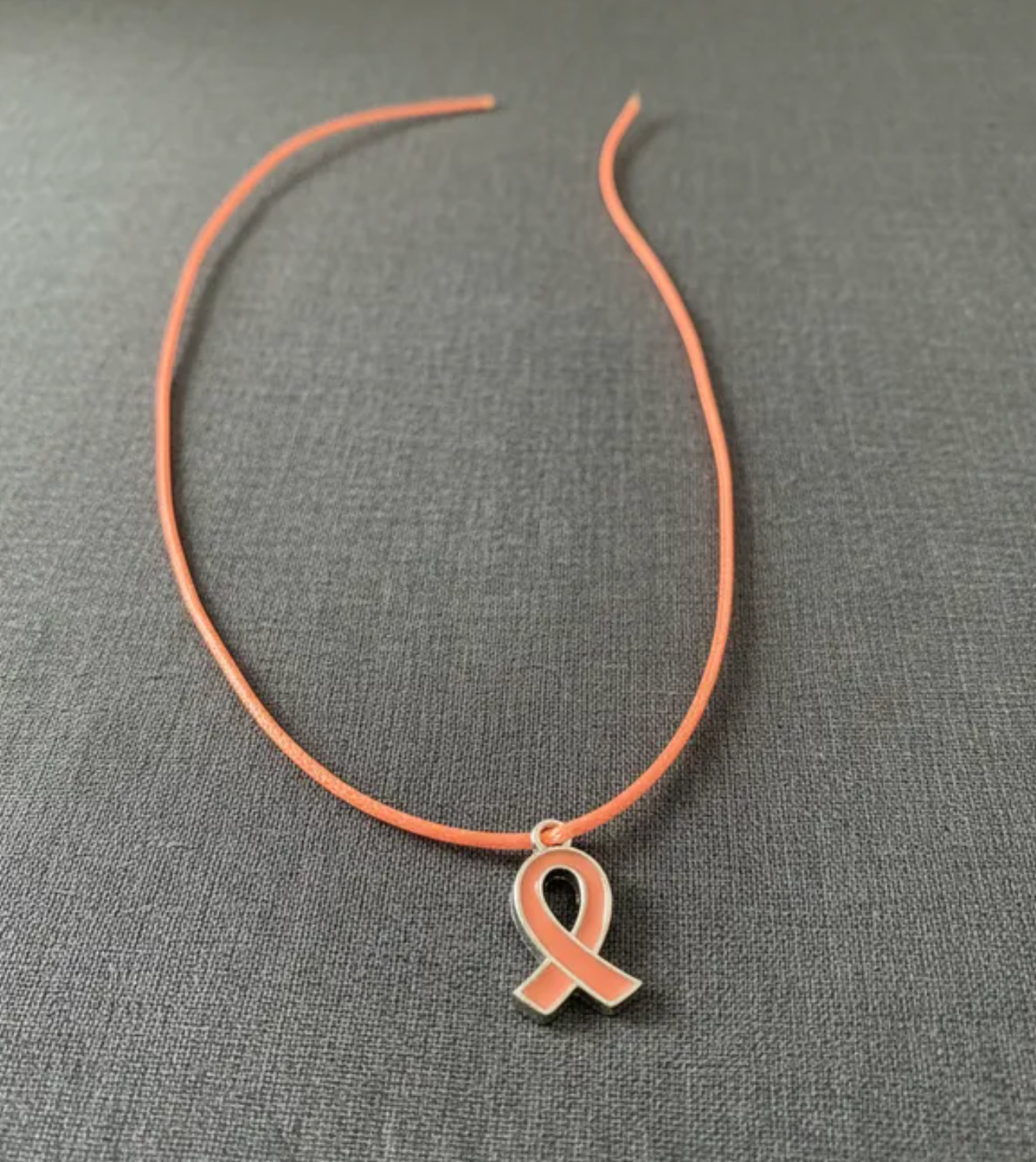 Pulsera Lazo naranja con dije