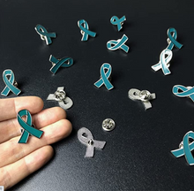 Cargar imagen en el visor de la galería, Pin lazo verde azulado