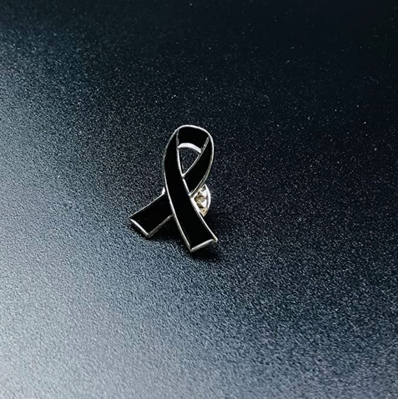 Pin lazo negro