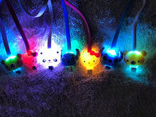 Cargar imagen en el visor de la galería, Cargador Panda con luz