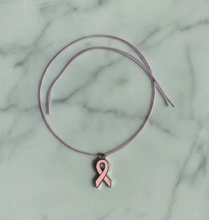 Cargar imagen en el visor de la galería, Pulsera Lazo rosa lucha contra el cancer de mama con dije
