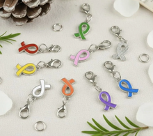 Cargar imagen en el visor de la galería, Set Llaveros colgantes Lazos solidarios

