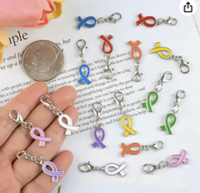 Cargar imagen en el visor de la galería, Set Llaveros colgantes Lazos solidarios
