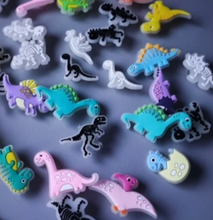 Cargar imagen en el visor de la galería, Shoe Charms Dinosaurios fluorecentes
