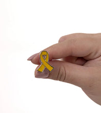 Cargar imagen en el visor de la galería, Pin lazo amarillo
