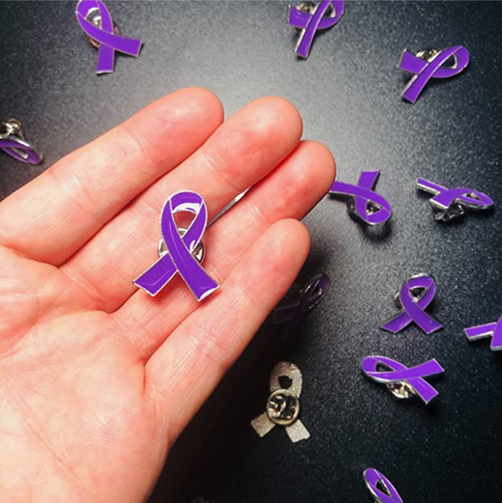 Pin lazo morado lucha contra la violencia de genero / Alzheimer