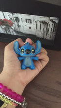 Cargar y reproducir el video en el visor de la galería, Llavero Led Stitch

