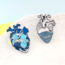 Cargar imagen en el visor de la galería, Pin Corazón Delfin

