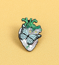 Cargar imagen en el visor de la galería, Pin Corazón Mariposa
