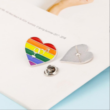 Cargar imagen en el visor de la galería, Pin Corazón Arcoiris

