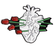 Cargar imagen en el visor de la galería, Pin Corazón con rosas

