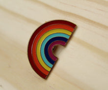 Cargar imagen en el visor de la galería, Pin Arcoiris LGBT
